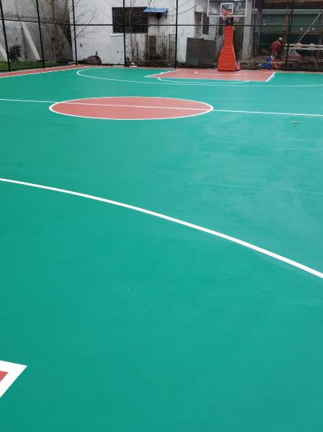 苍梧 球场长期使用易出现地面开裂